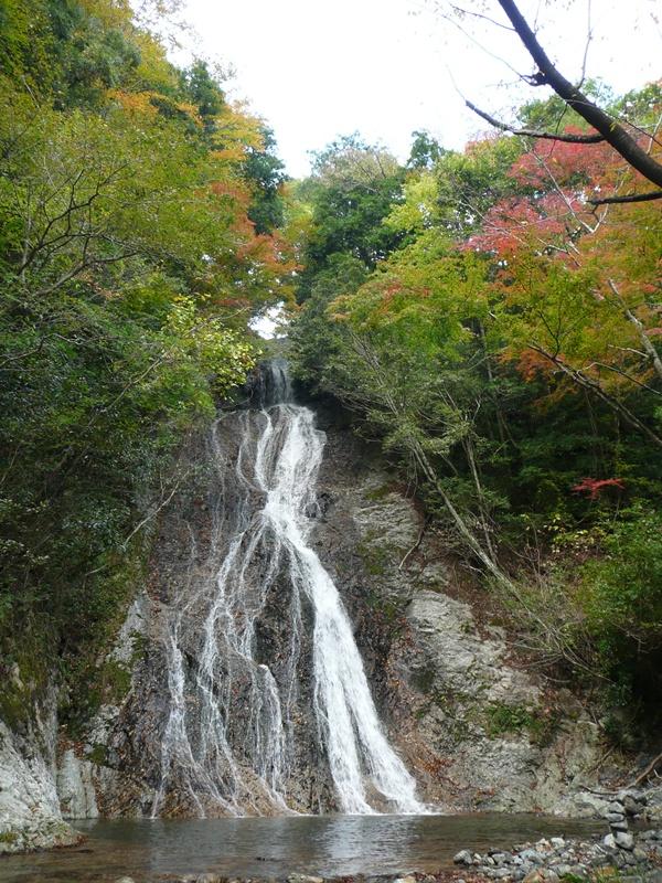 常光寺の滝を下から全体を見上げた写真