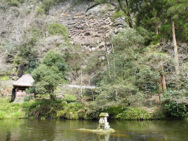 池の真ん中におのろこ島が見えるおのころ池の写真