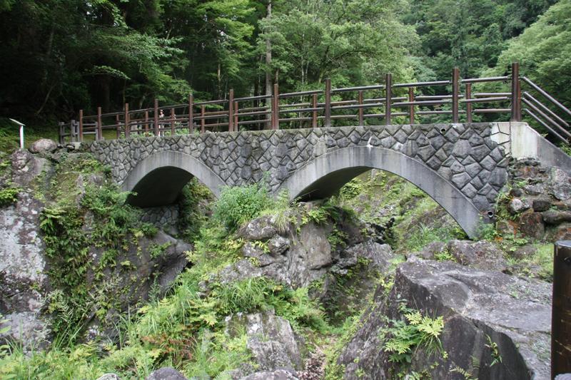 五ヶ瀬川にかかる石作り風の槍飛橋の写真